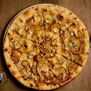 Pizza Peras caramelizadas con queso azul_1
